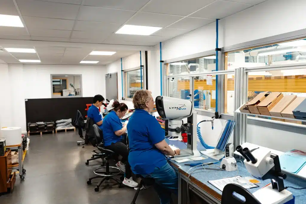 Opérateurs au travail dans l’atelier