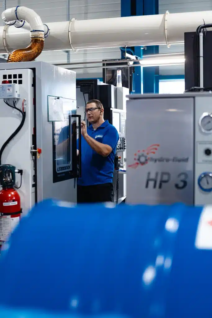 Opérateur ARCOM Industrie à son poste d’usinage