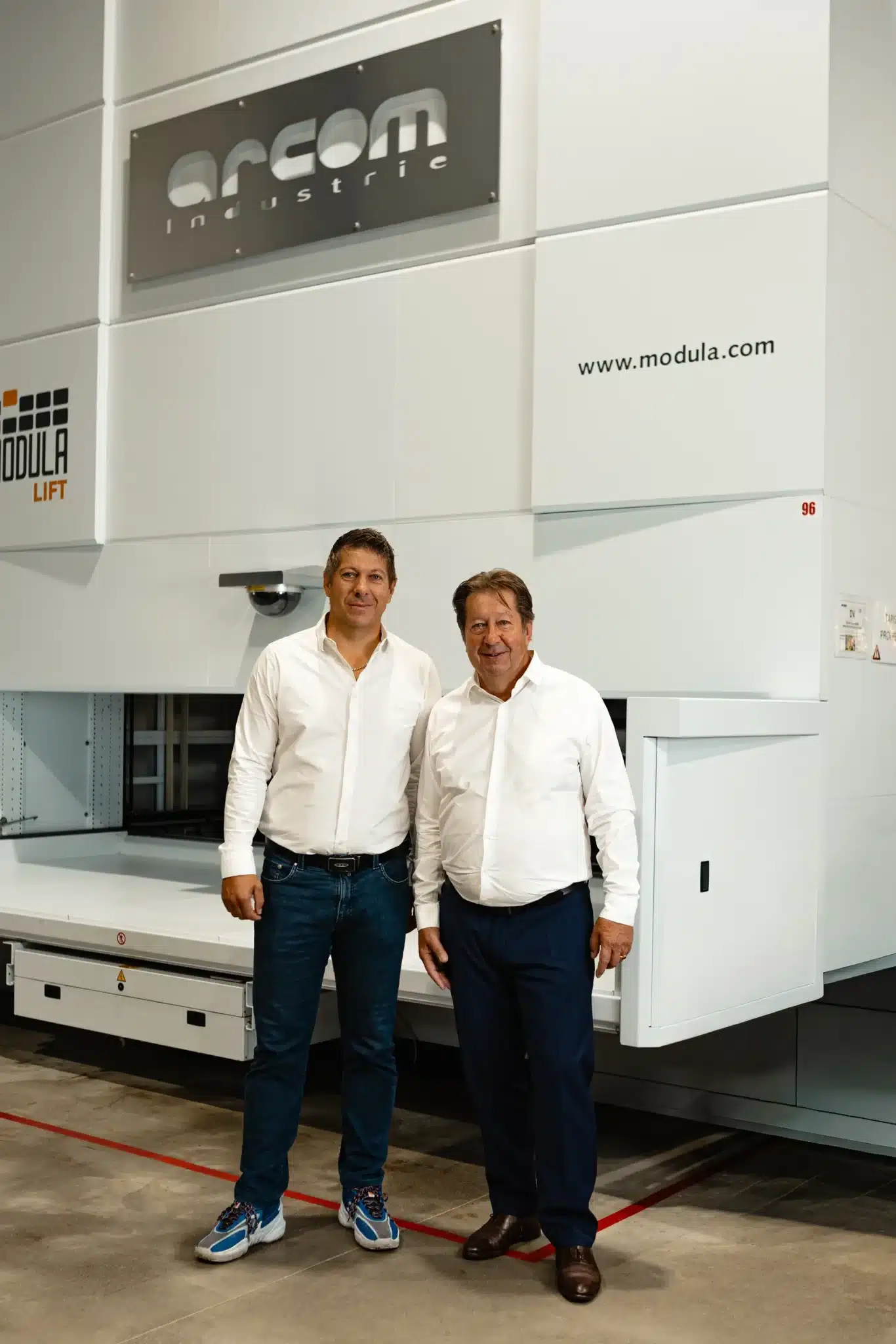 Collaborateurs ARCOM Industrie devant un centre d’usinage