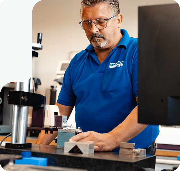 Technicien ARCOM Industrie avec une pièce usinée