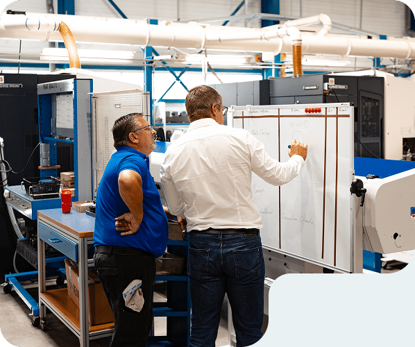 Collaborateurs ARCOM Industrie près d’une machine d’usinage