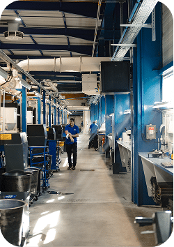 Allée de l’atelier avec machines de décolletage