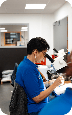 Technicien réalisant un contrôle de pièces
